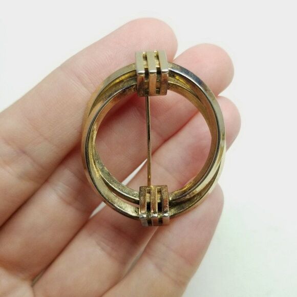 Vintage Gold Tone Circle Brooch, Minimal Modern Design, Unisex Twist, Estate - Picture 6 of 6